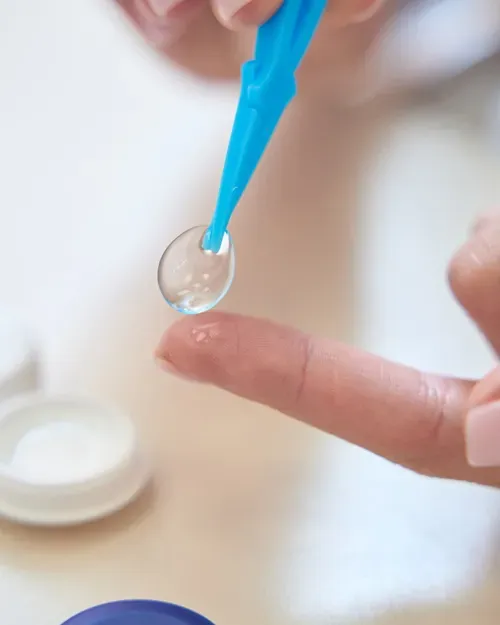 Contactlens op een vinger