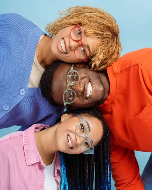 Drie vrienden met brillen van Oculus Optiek