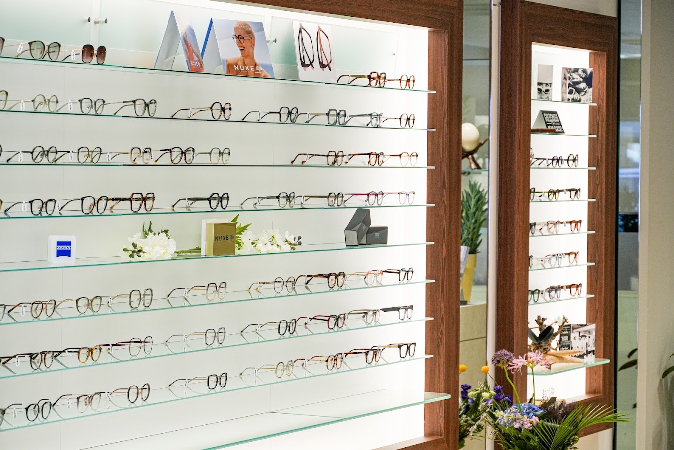 Brillenwand met NUXE collectie