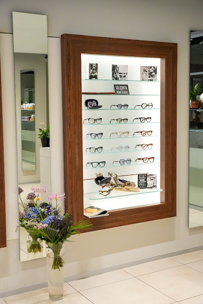 Vitrine met monturen bij Oculus Optiek